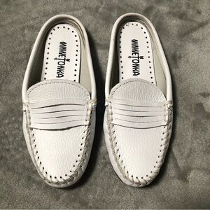 MINNETONKA White Leather Slid on Loafers Boat Shoes Women Size 5